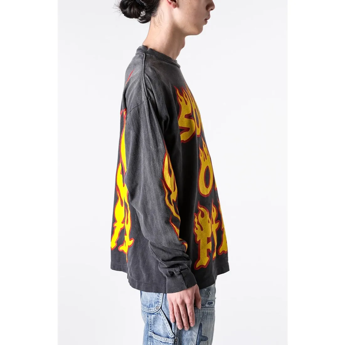 SAINT Mxxxxxx LS TEE/SOUL ON FIRE/BLK Soul flame/flame long sleeves, washed black S-XL, look for cylindrical fabrics with no side seams, don’t buy open ones anymore, boring Assute ready-made garments dyed, sprayed the whole thing with horse-hair spray, and then sprayed again to fade the color, the collar and cuffs are frayed, many places are torn, super large printing position, very difficult to print, complete accessories, with little angel anti-counterfeiting label